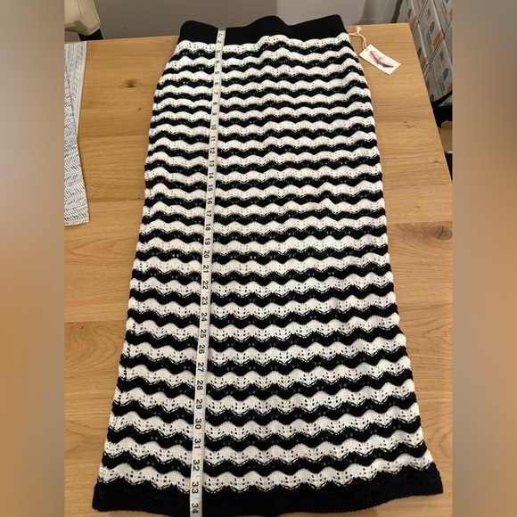 Black and White Chevron Knit Set - Picture 11 of 12